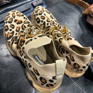 Freewalk foam slip on cheetah print shoe with gold chain size 7